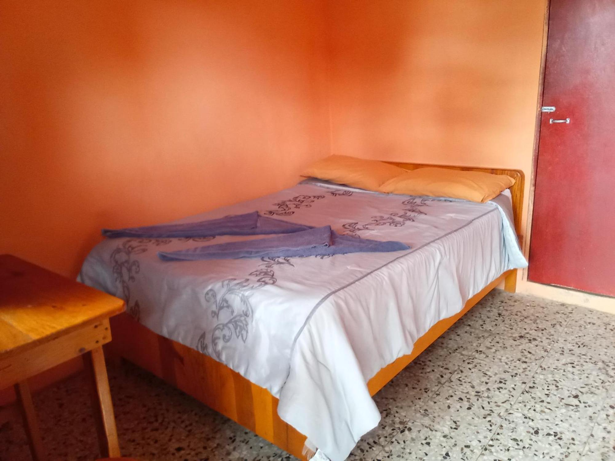 Hospedaje Santo Domingo Panajachel Exteriér fotografie